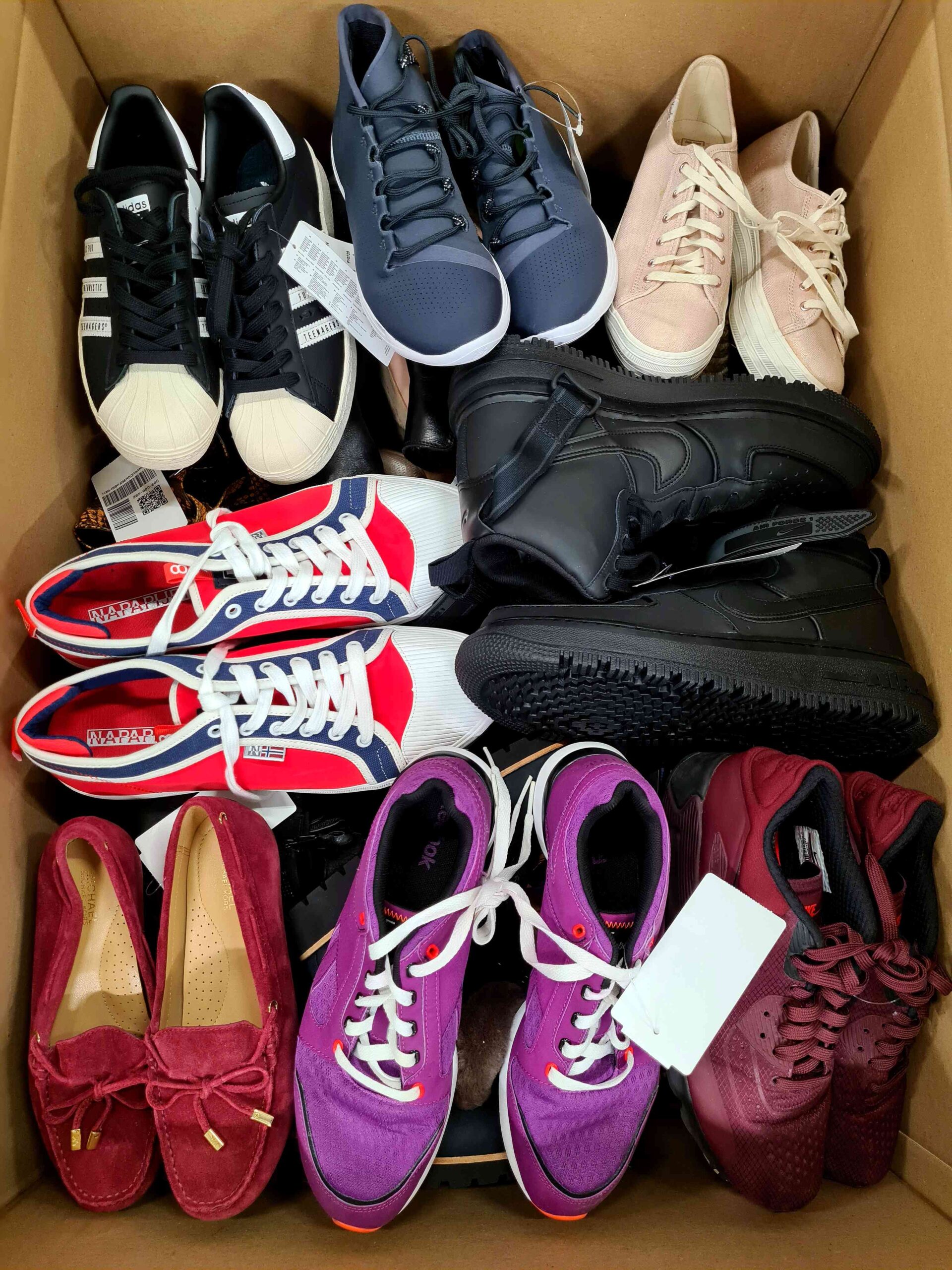 The photo shows a package with footwear in the category SH.