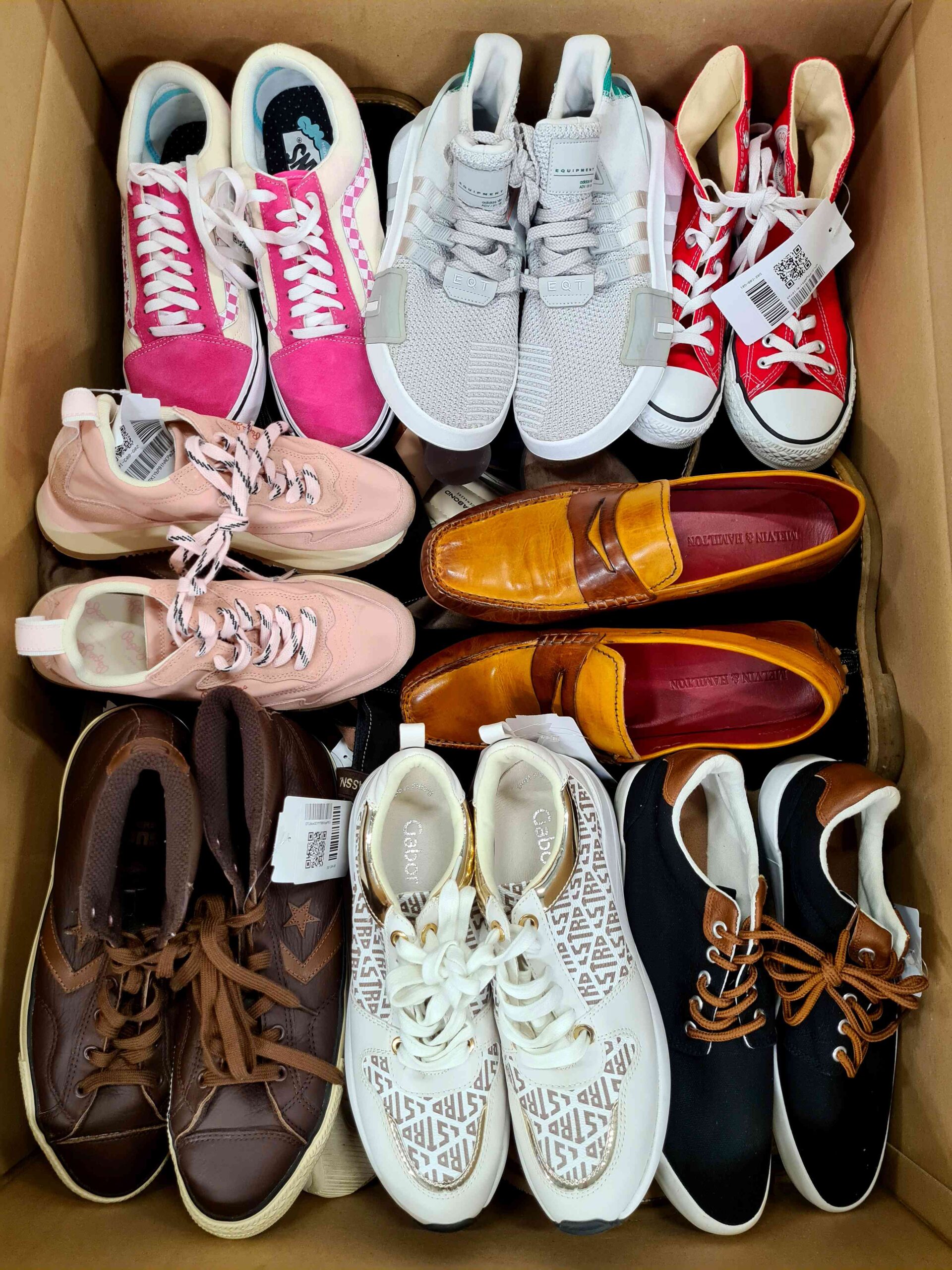 The photo shows a package with footwear in the category SH.