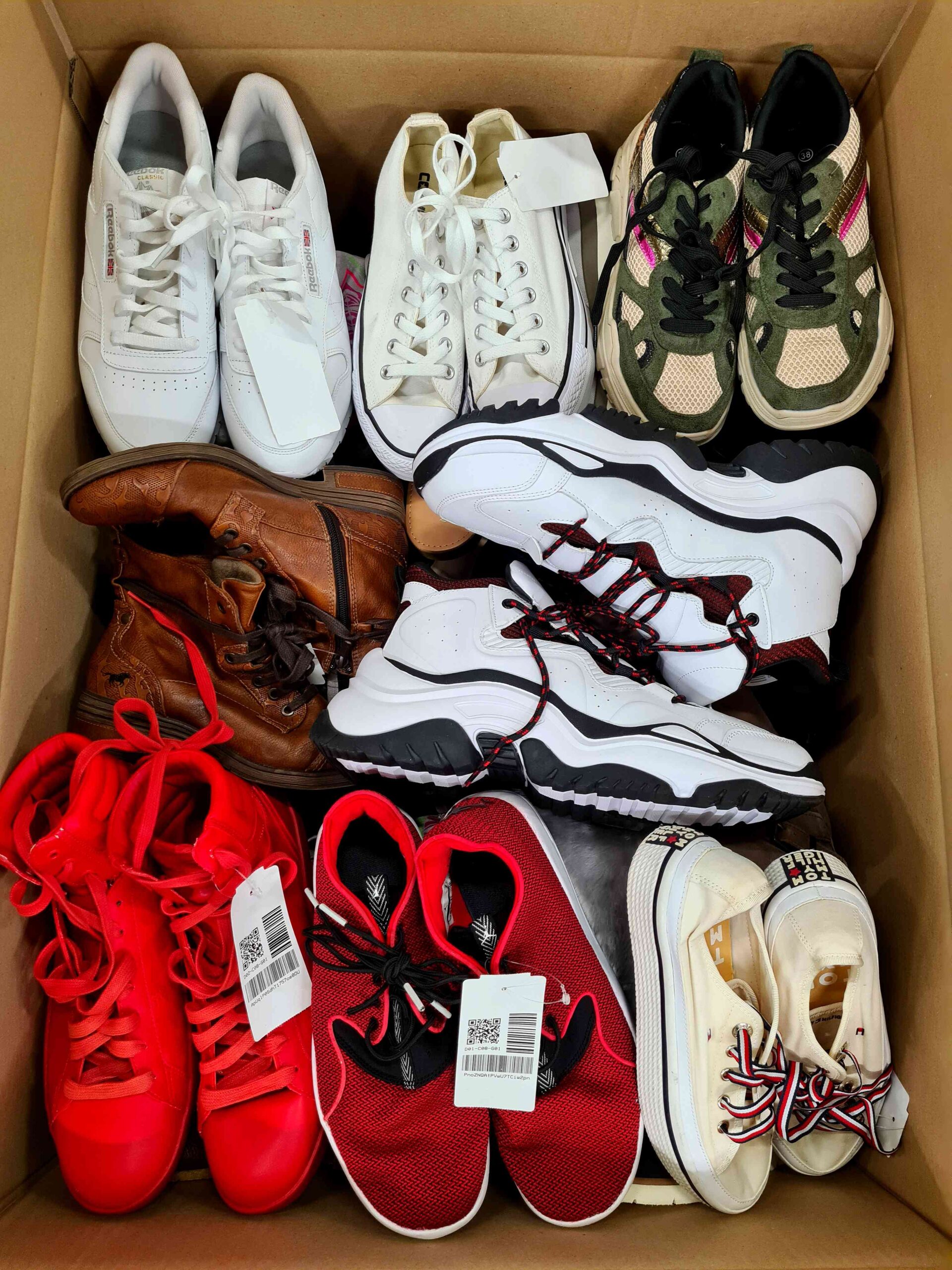 The photo shows a package with footwear in the category SH.