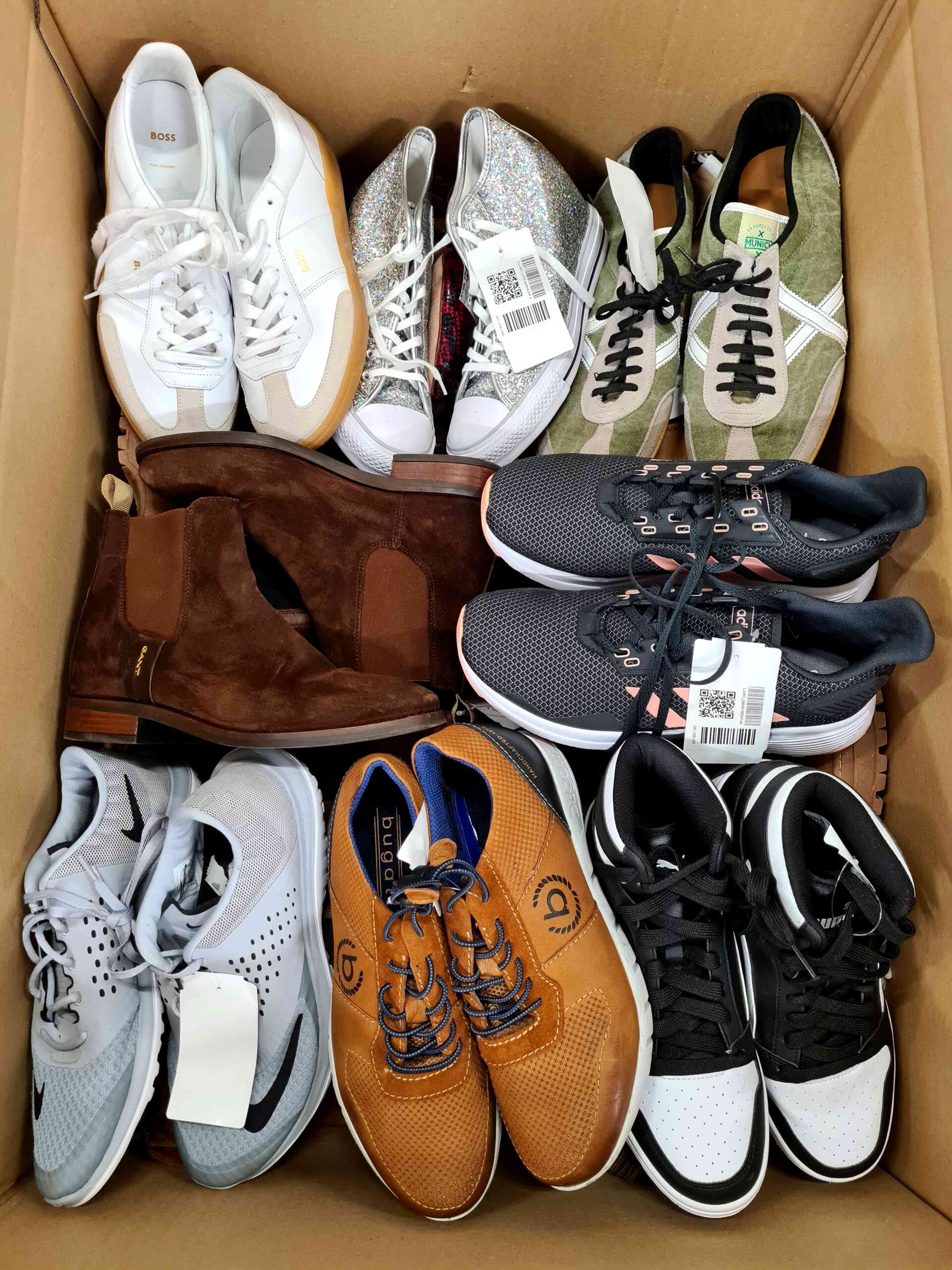 The photo shows a package with footwear in the category SH.