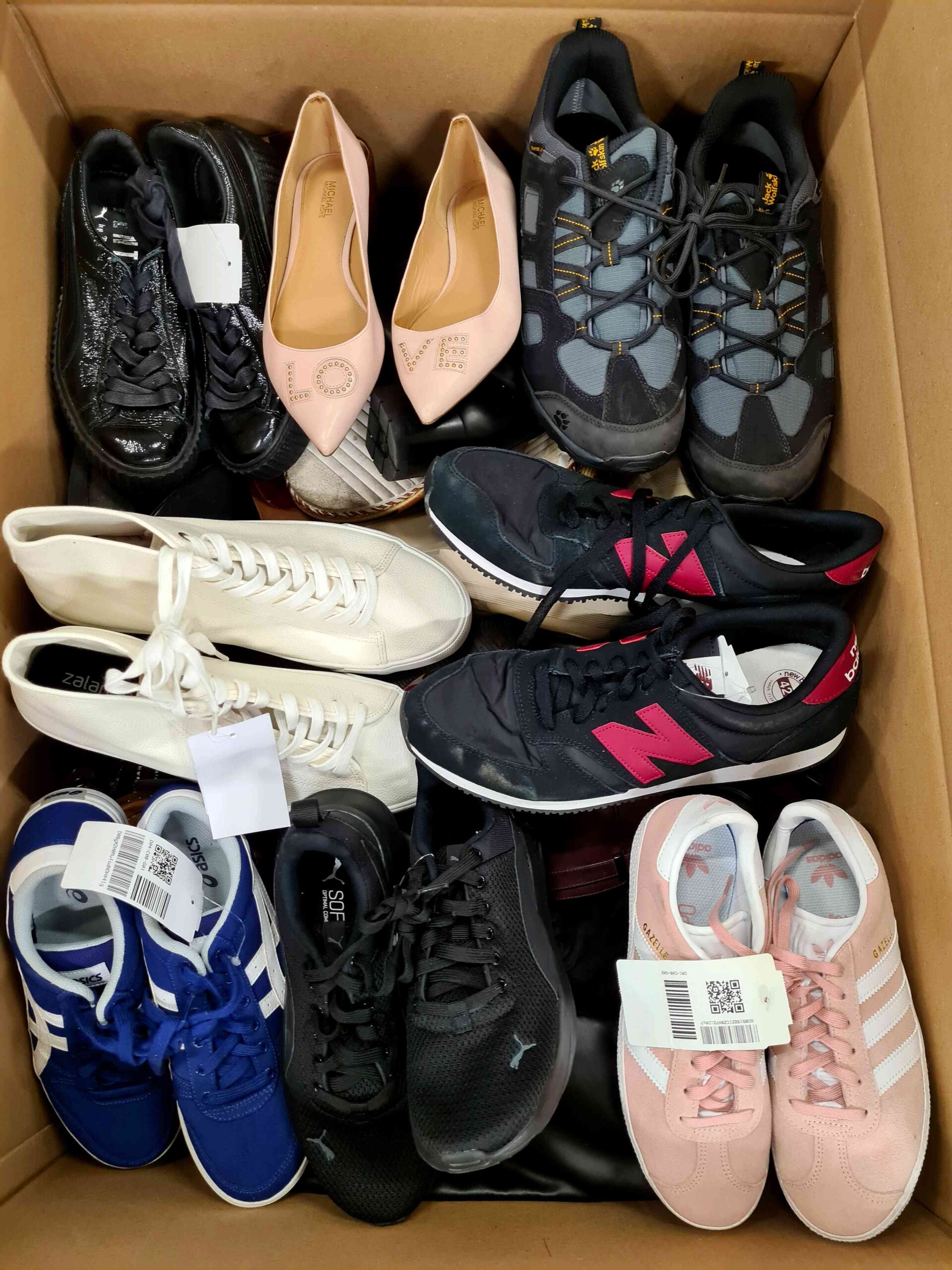 The photo shows a package with footwear in the category SH.