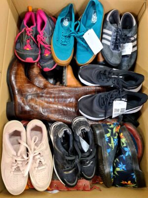 The photo shows a package with footwear in the category SH.