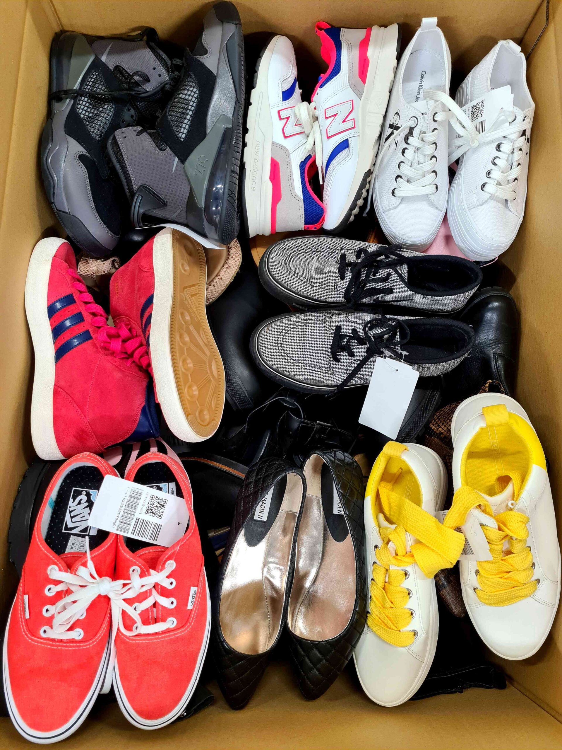 The photo shows a package with footwear in the category SH.