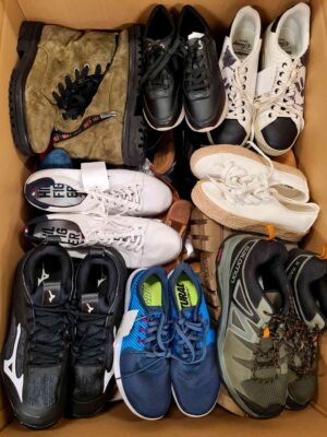 The photo shows a package with footwear in the category SH.