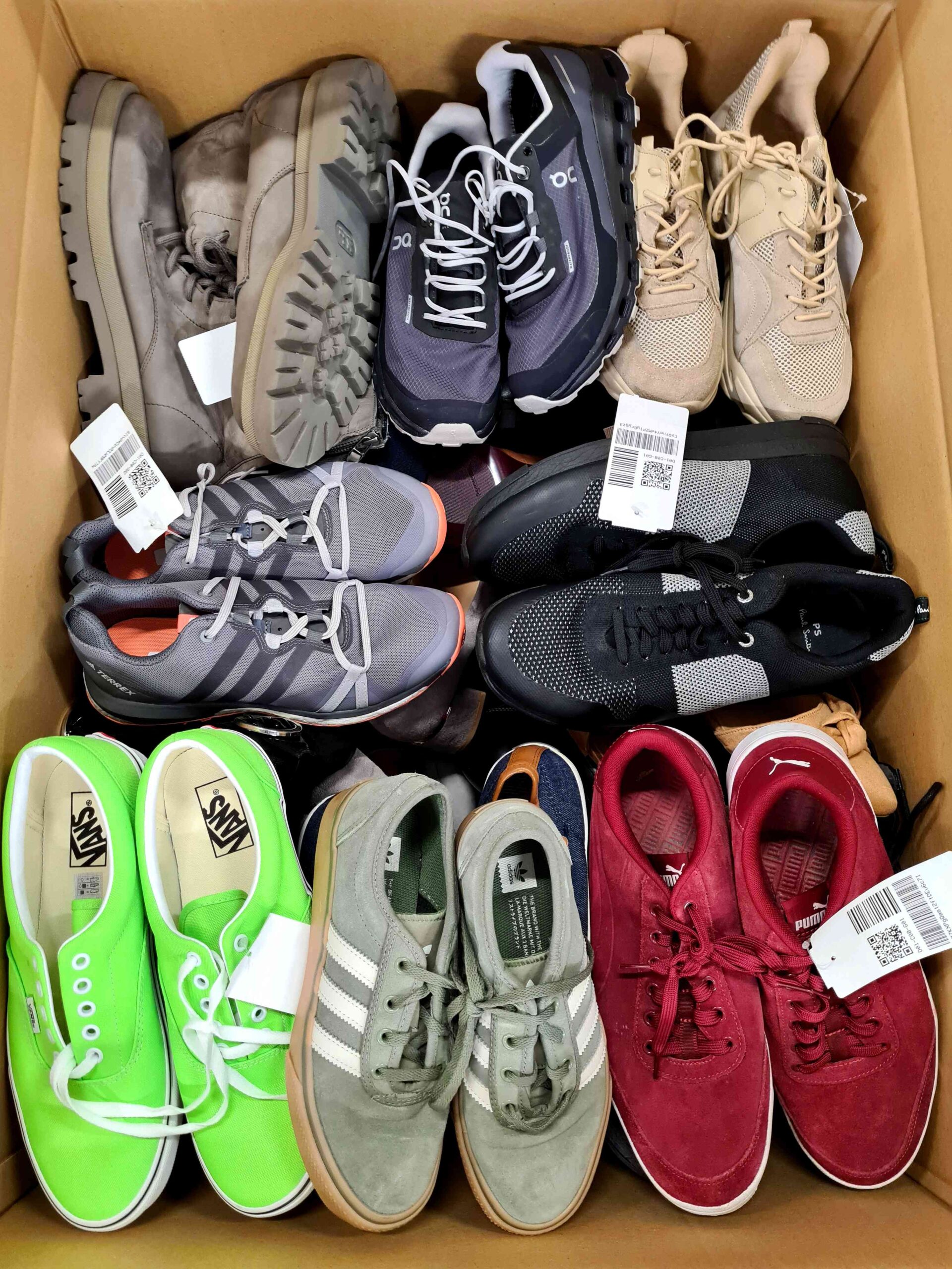 The photo shows a package with footwear in the category SH.
