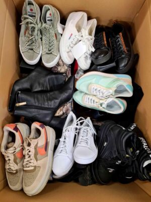 The photo shows a package with footwear in the category SH.