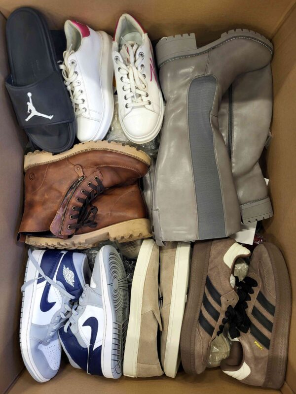 The photo shows a package with footwear in the category CSU.