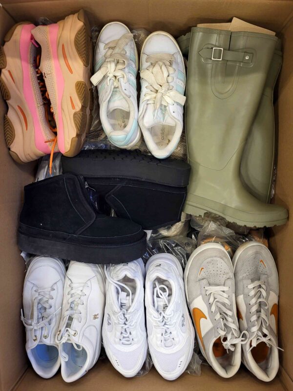 The photo shows a package with footwear in the category CSU.
