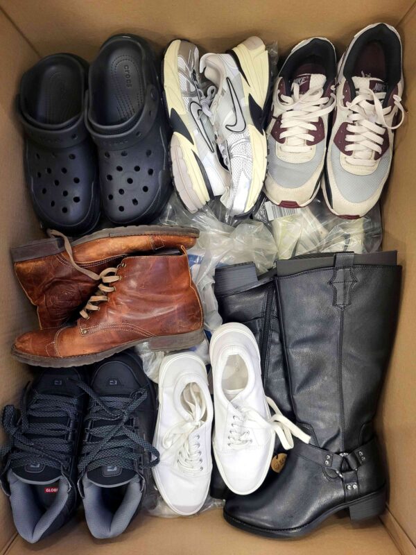The photo shows a package with footwear in the category CSU.