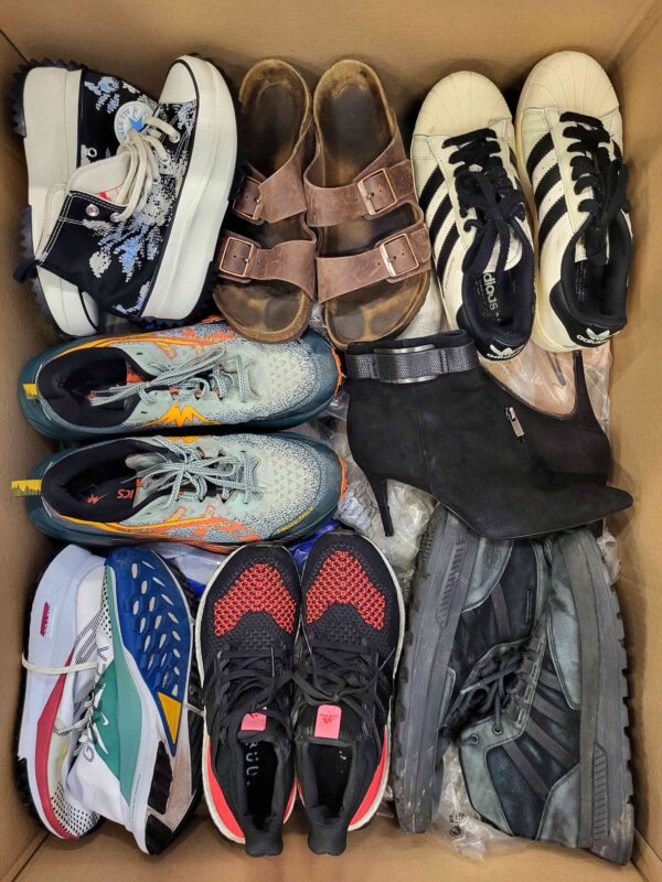 The photo shows a package with footwear in the category CSU.