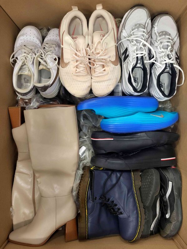 The photo shows a package with footwear in the category CSU.