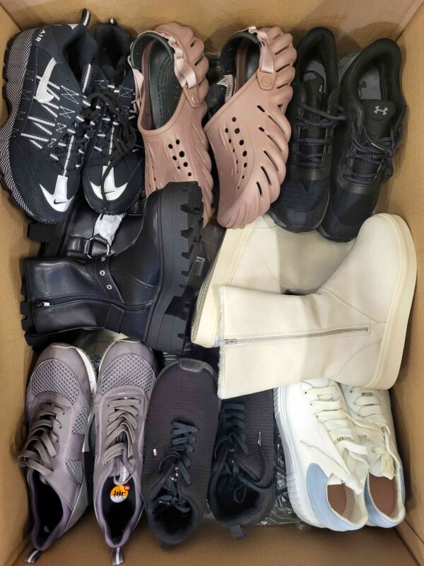 The photo shows a package with footwear in the category CSU.