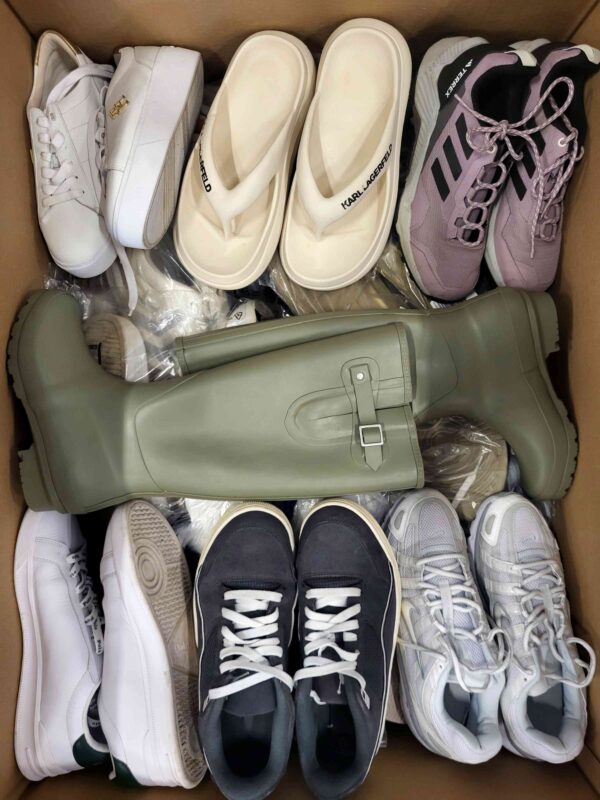 The photo shows a package with footwear in the category CSU.