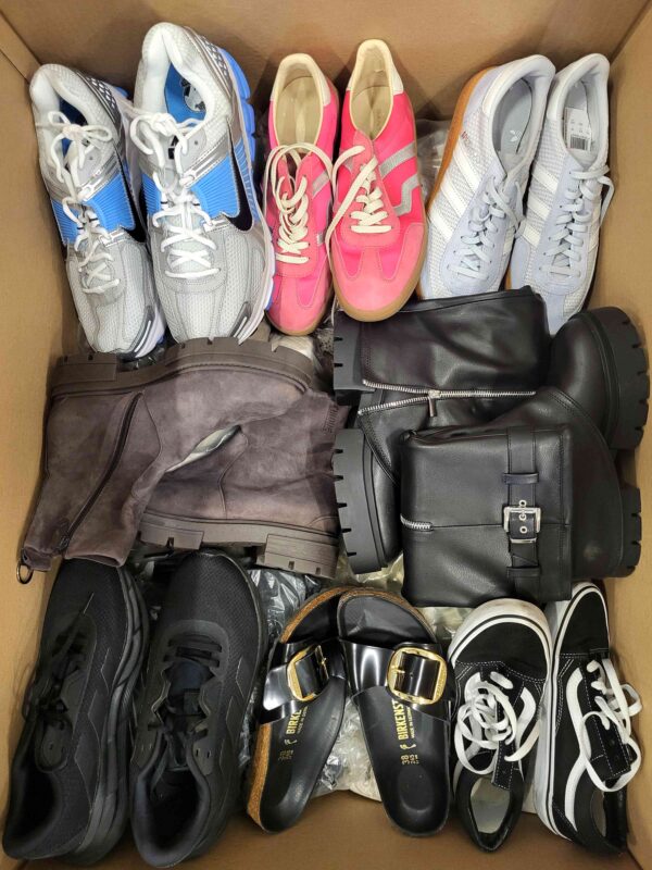 The photo shows a package with footwear in the category CSU.