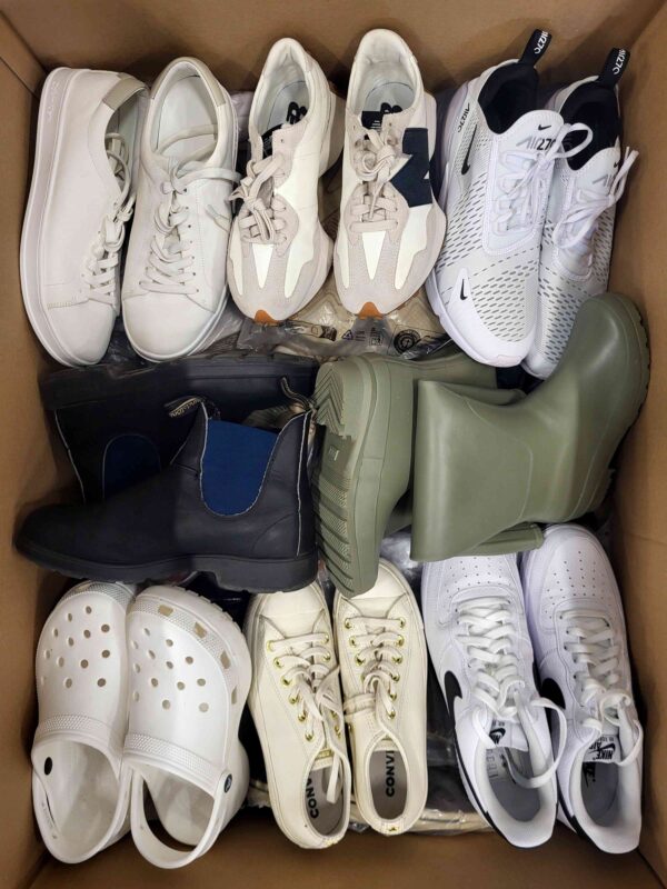 The photo shows a package with footwear in the category CSU.