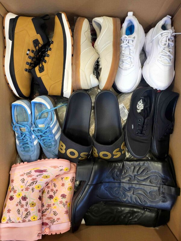 The photo shows a package with footwear in the category CSU.