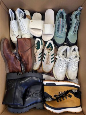 The photo shows a package with footwear in the category CSU.