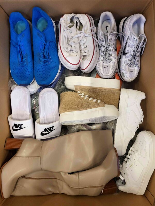The photo shows a package with footwear in the category CSU.