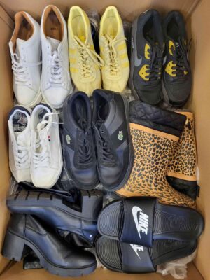 The photo shows a package with footwear in the category CSU.