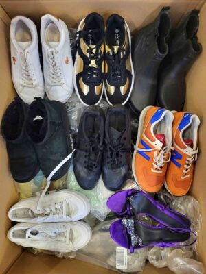 The photo shows a package with footwear in the category CSU.