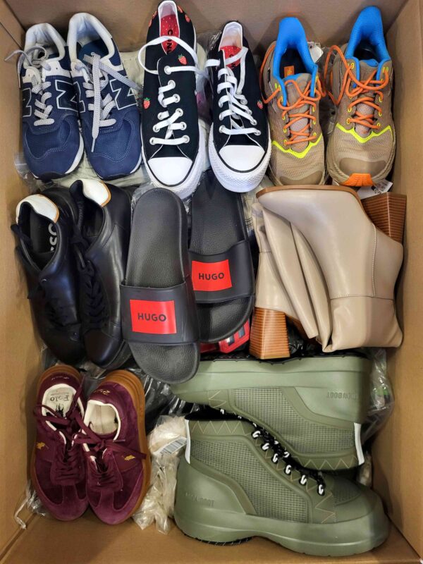 The photo shows a package with footwear in the category CSU.