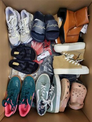 The photo shows a package with footwear in the category CSU.