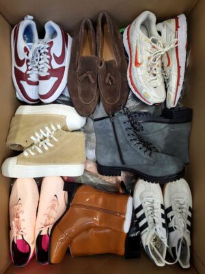 The photo shows a package with footwear in the category CSU.