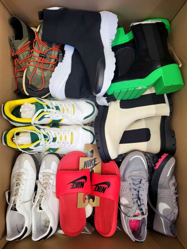 The photo shows a package with footwear in the category CSU.