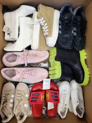 The photo shows a package with footwear in the category CSU.