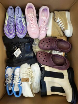 The photo shows a package with footwear in the category CSU.