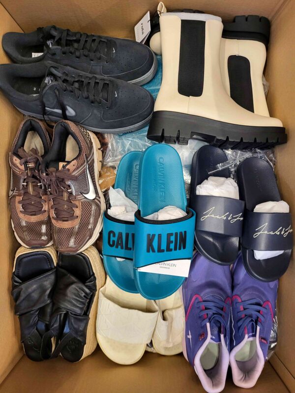 The photo shows a package with footwear in the category CSU.
