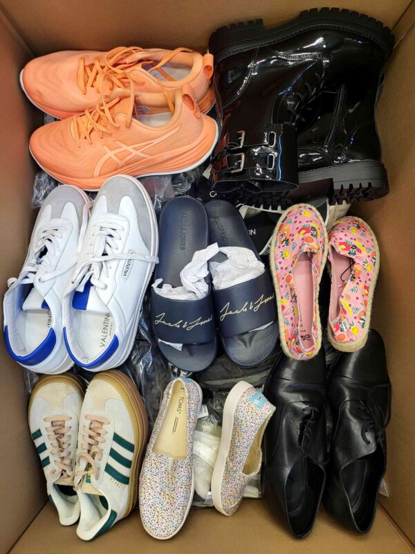 The photo shows a package with footwear in the category CSU.