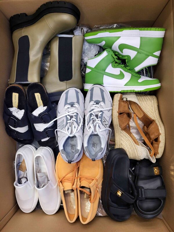 The photo shows a package with footwear in the category CSU.