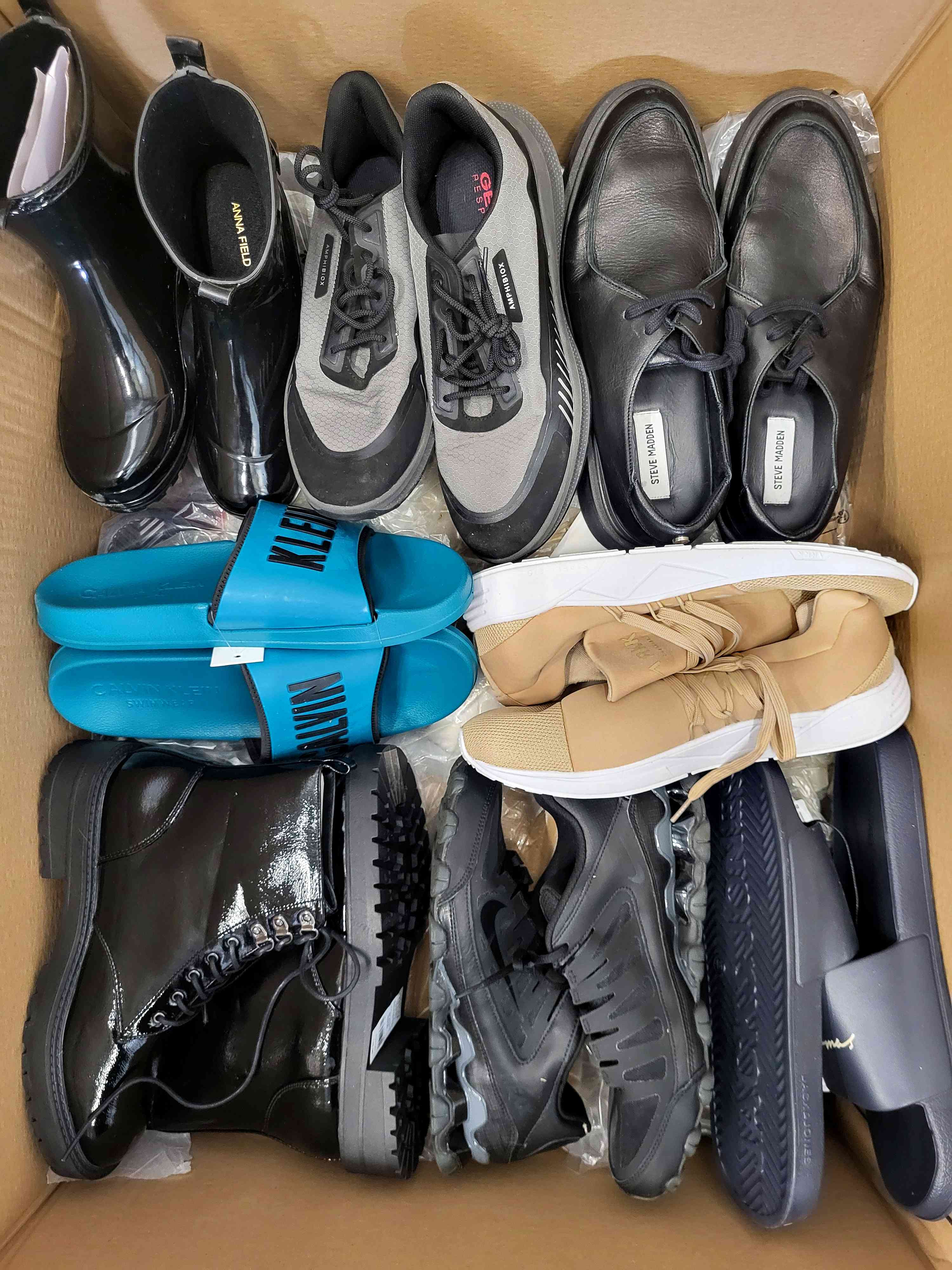 The photo shows a package with footwear in the category CSU.
