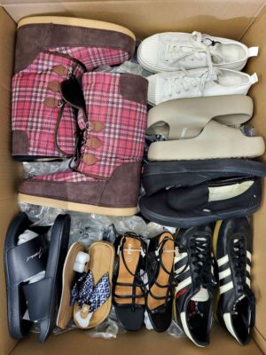The photo shows a package with footwear in the category CSU.