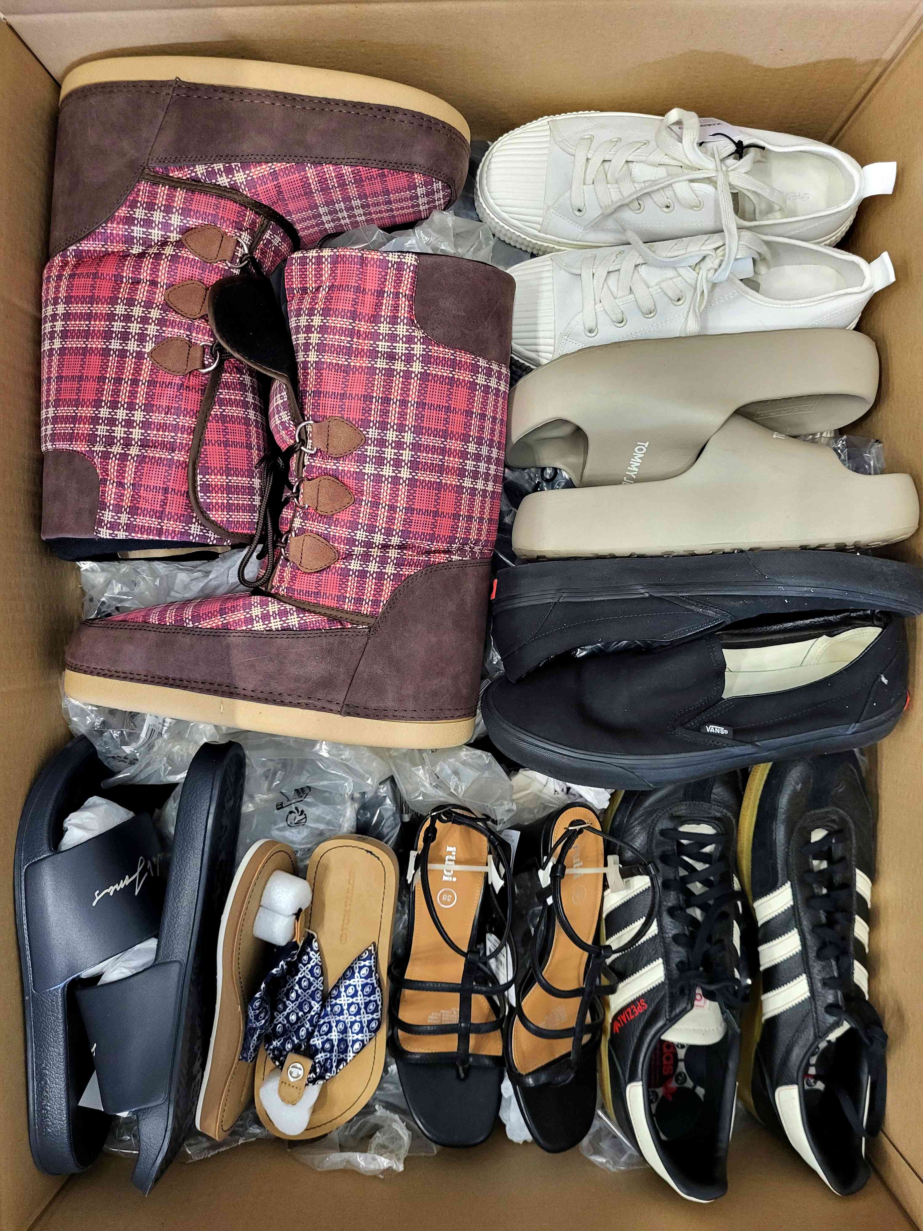 The photo shows a package with footwear in the category CSU.