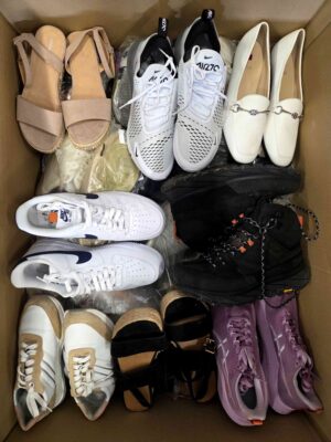 The photo shows a package with footwear in the category CSU.