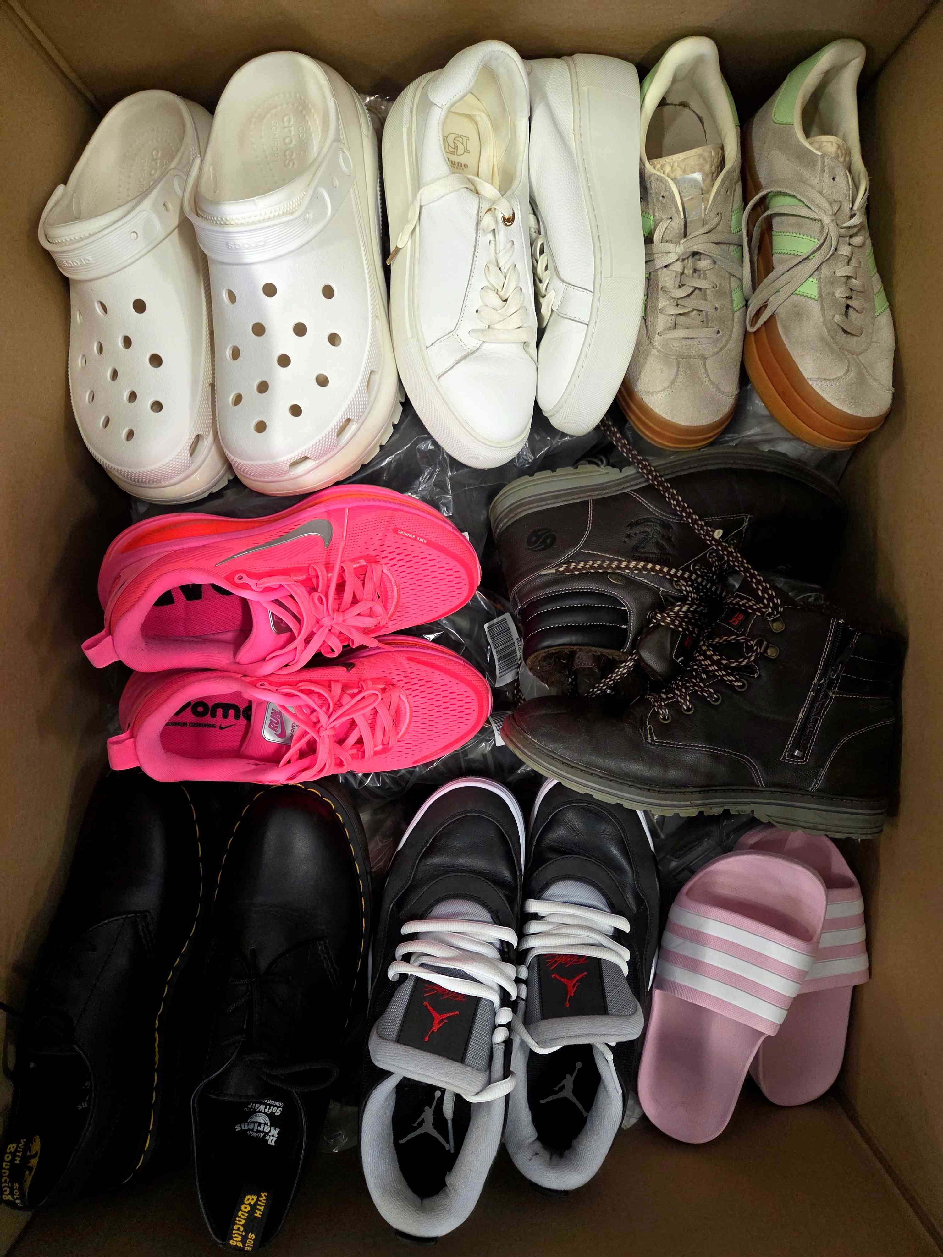The photo shows a package with footwear in the category CSU.