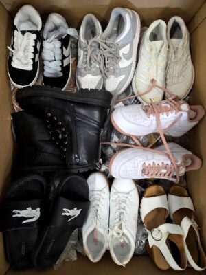 The photo shows a package with footwear in the category CSU.