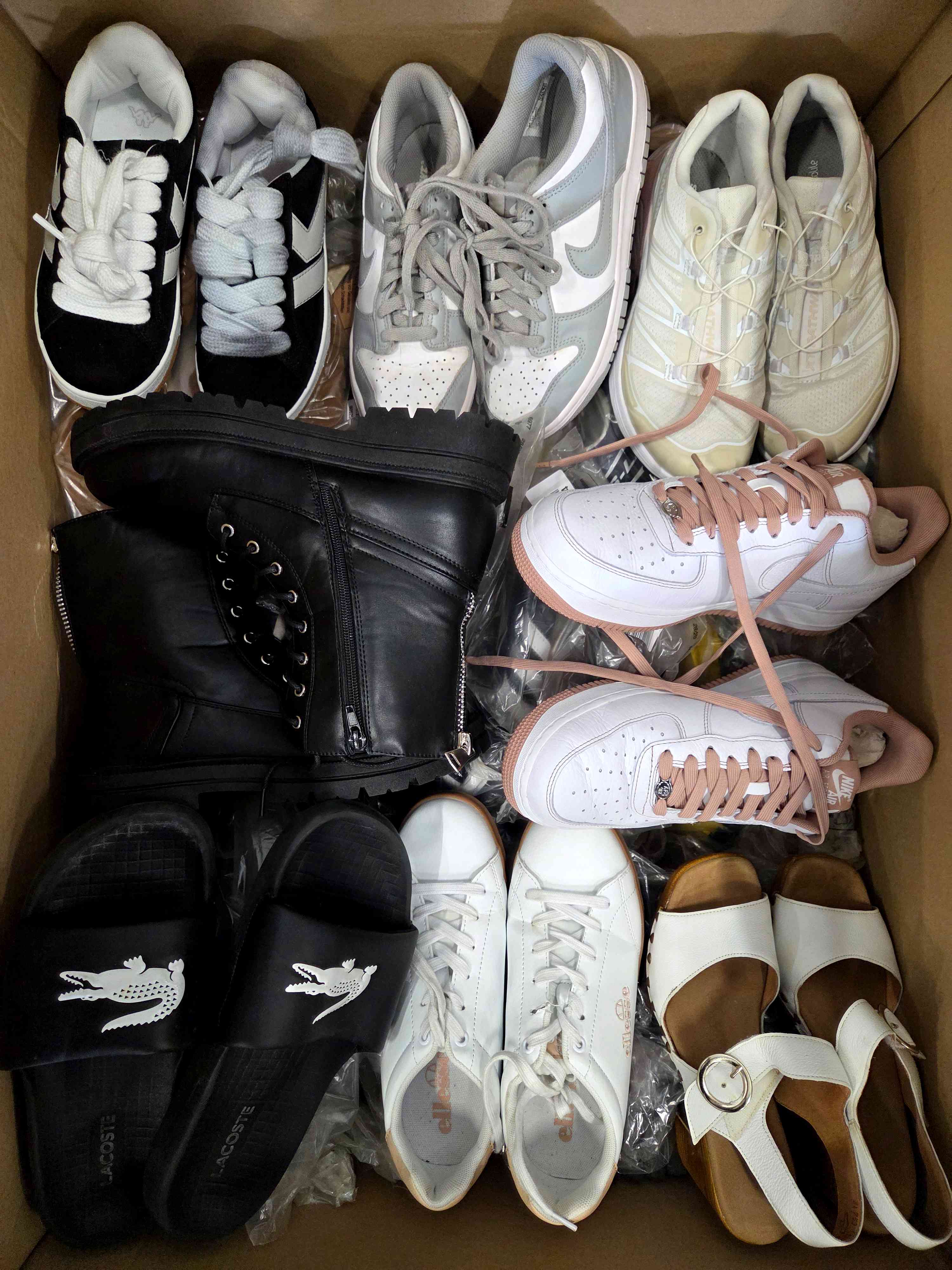 The photo shows a package with footwear in the category CSU.