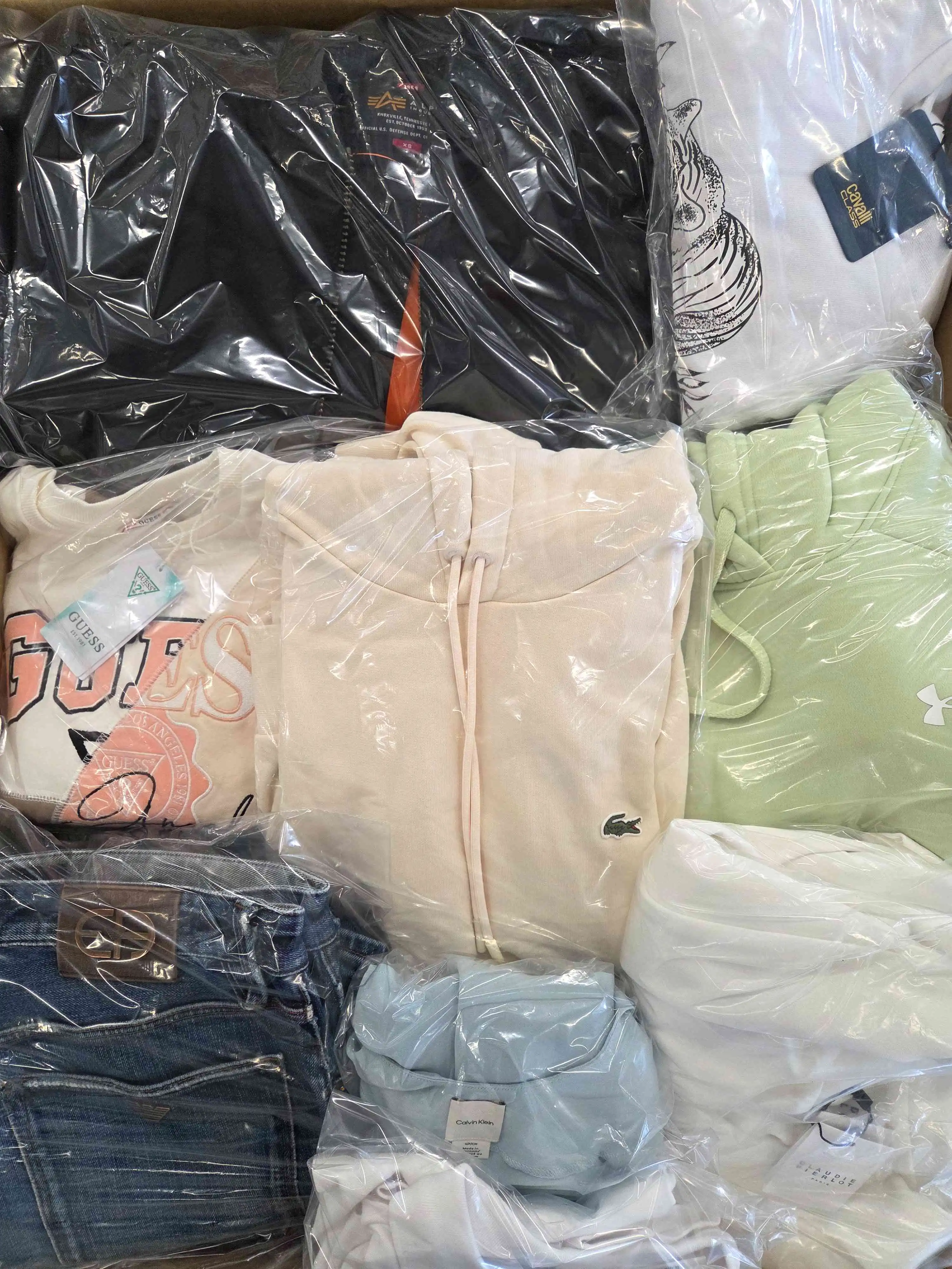 The photo shows a package with clothing in the category B.