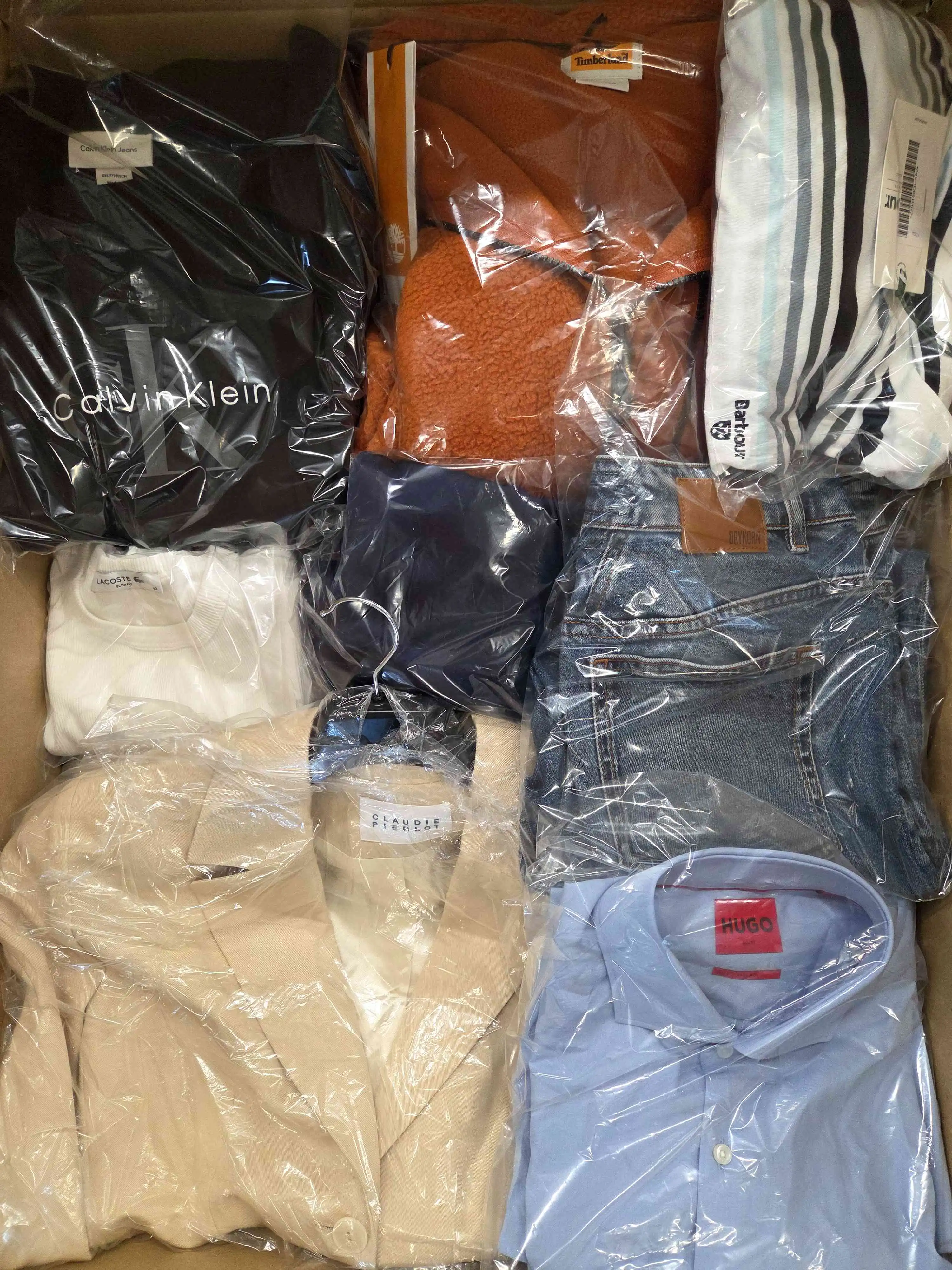 The photo shows a package with clothing in the category B.