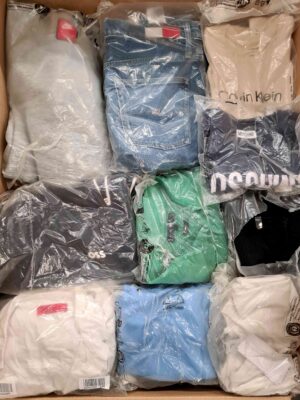 The photo shows a package with clothing in the category D.