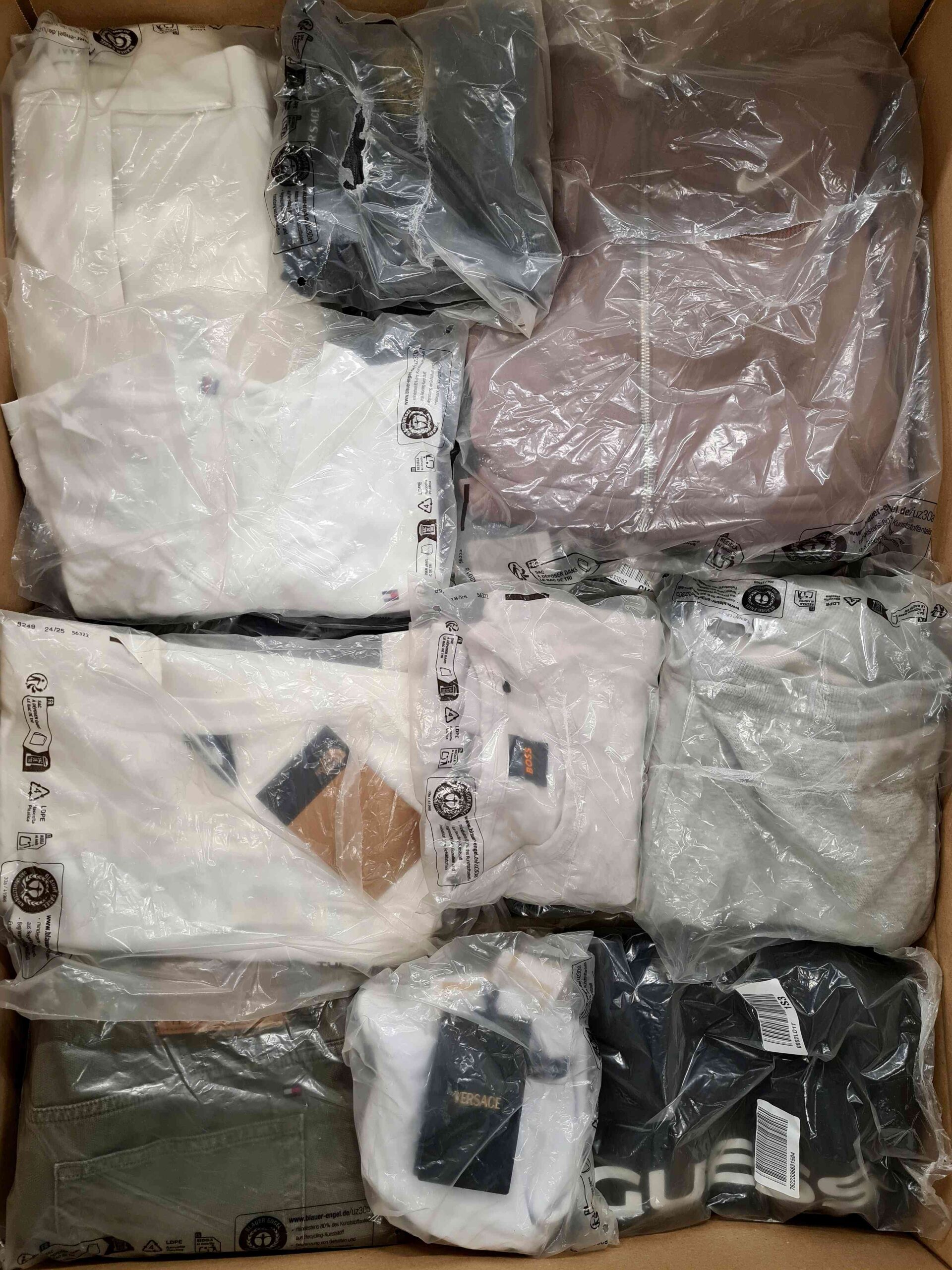 D1224 3 The photo shows a package with clothing in the category D.