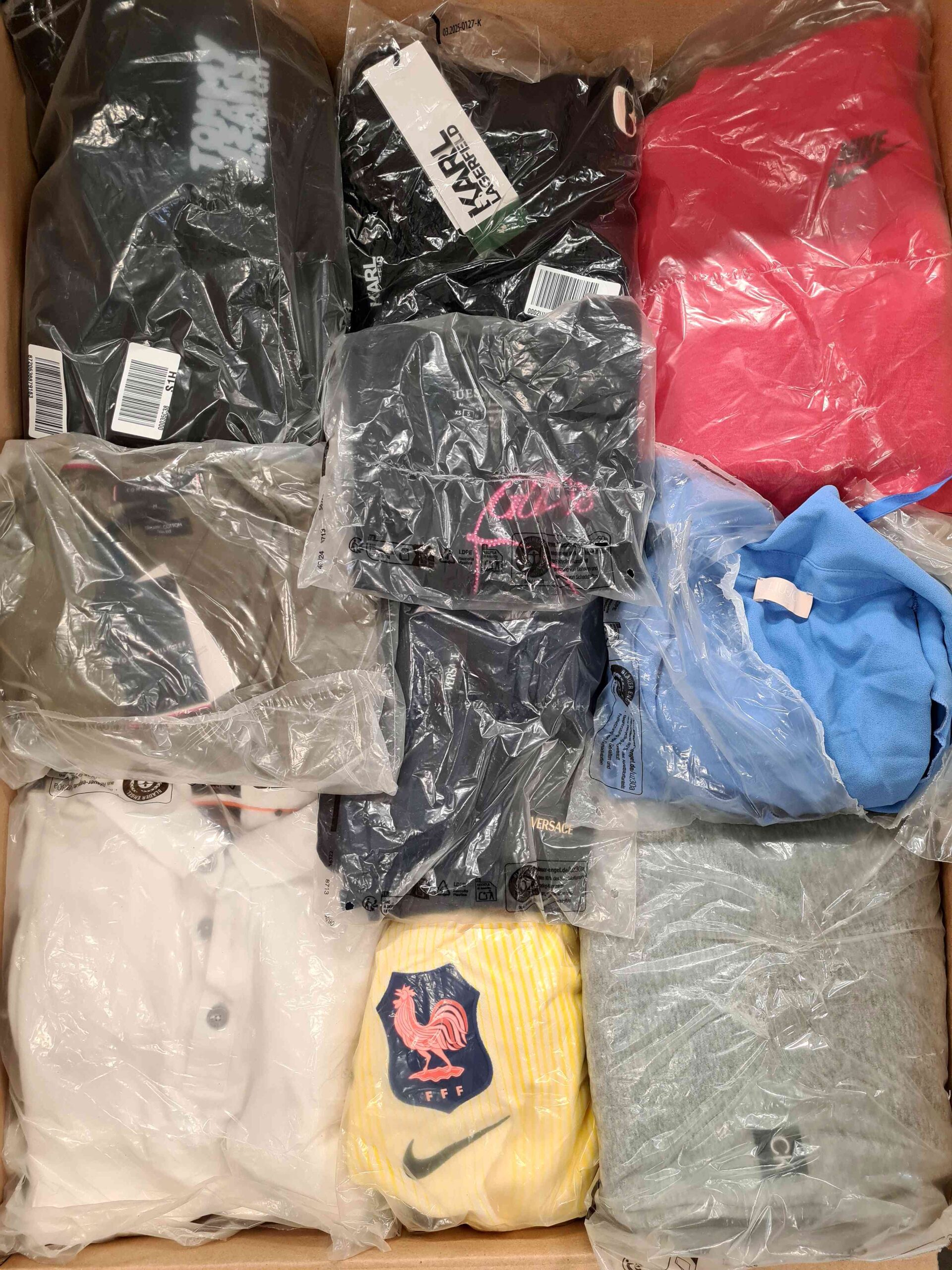 D1226 3 The photo shows a package with clothing in the category D.