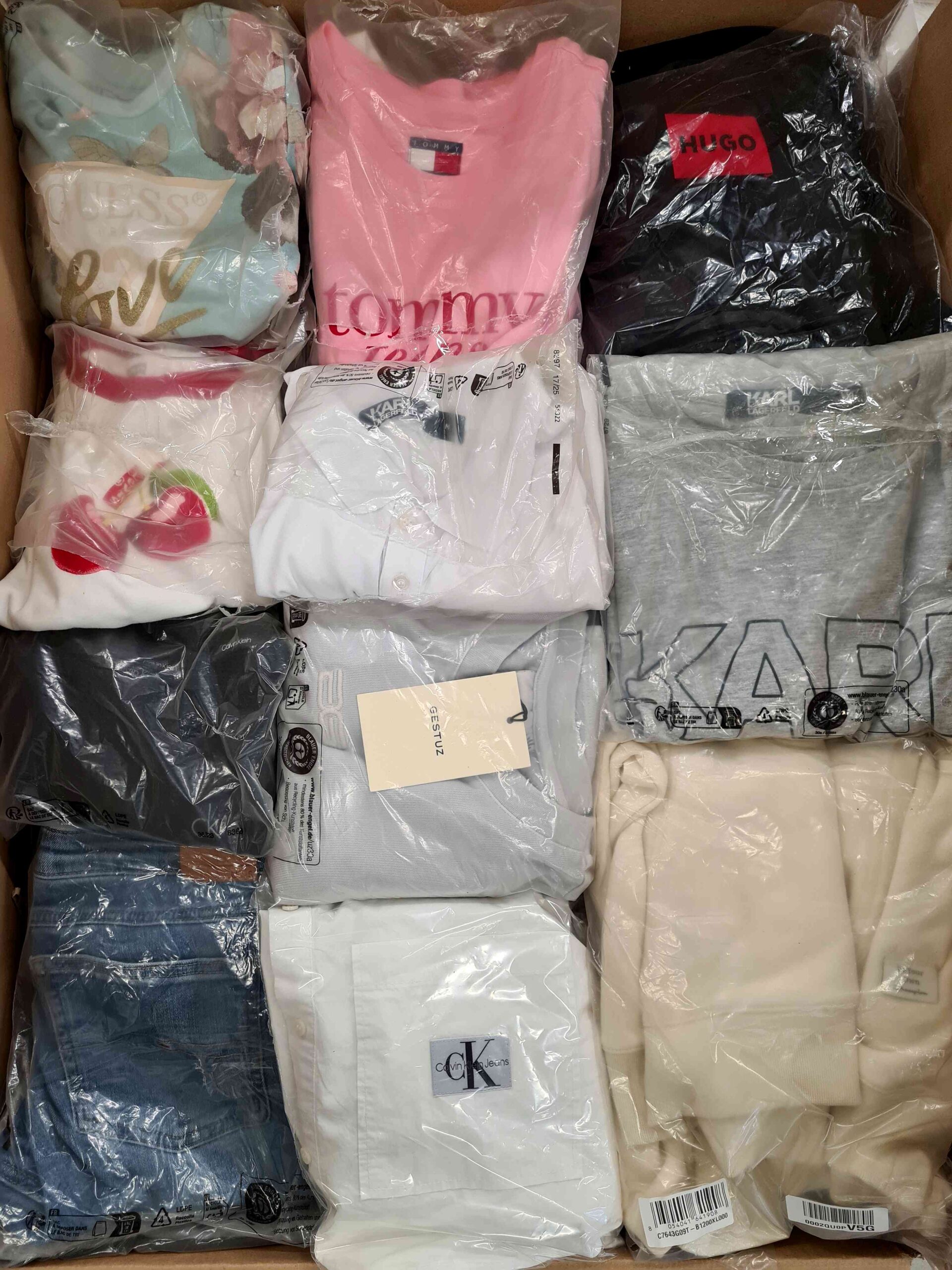 D1227 3 The photo shows a package with clothing in the category D.