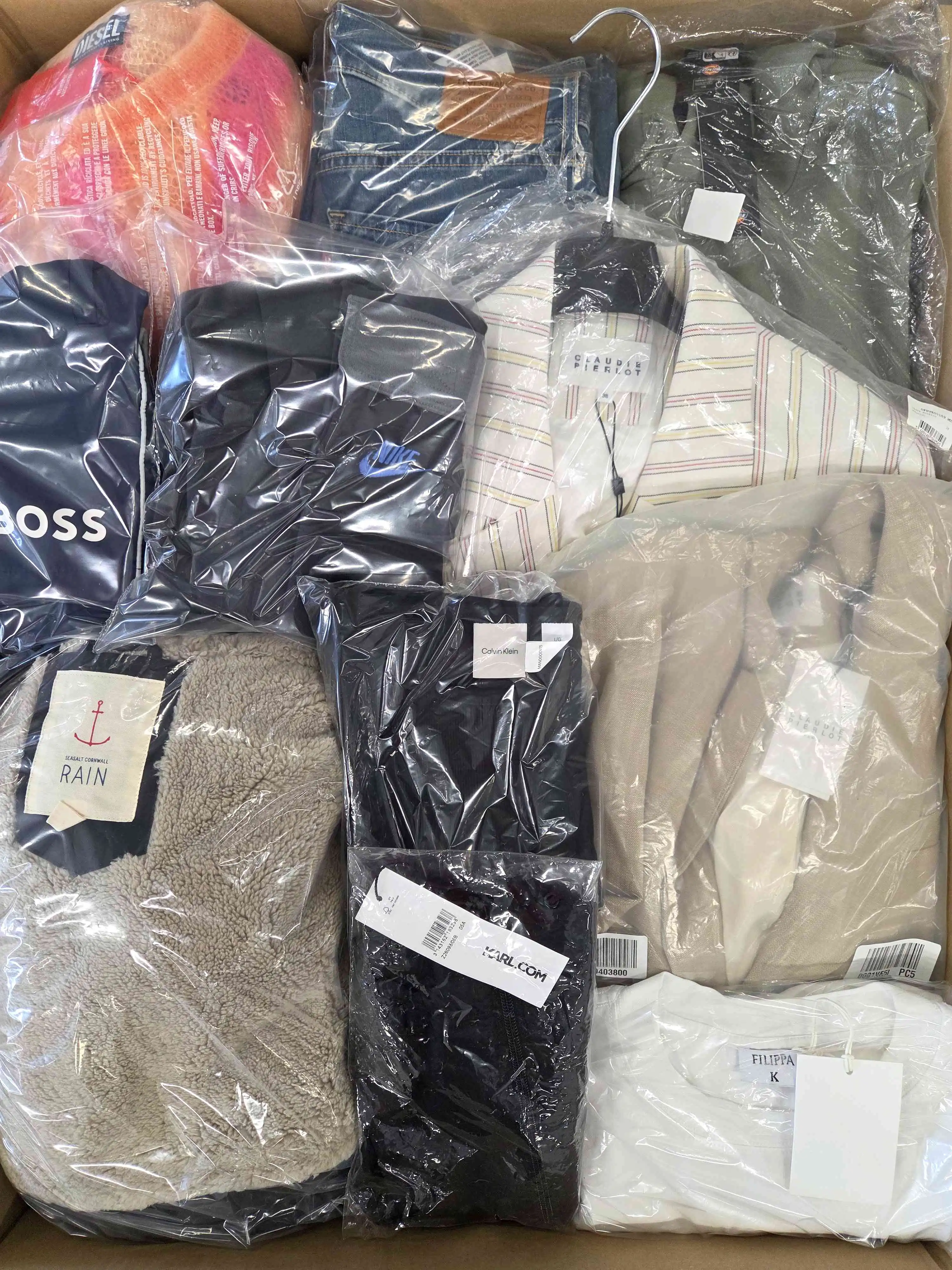 The photo shows a package with clothing in the category B.