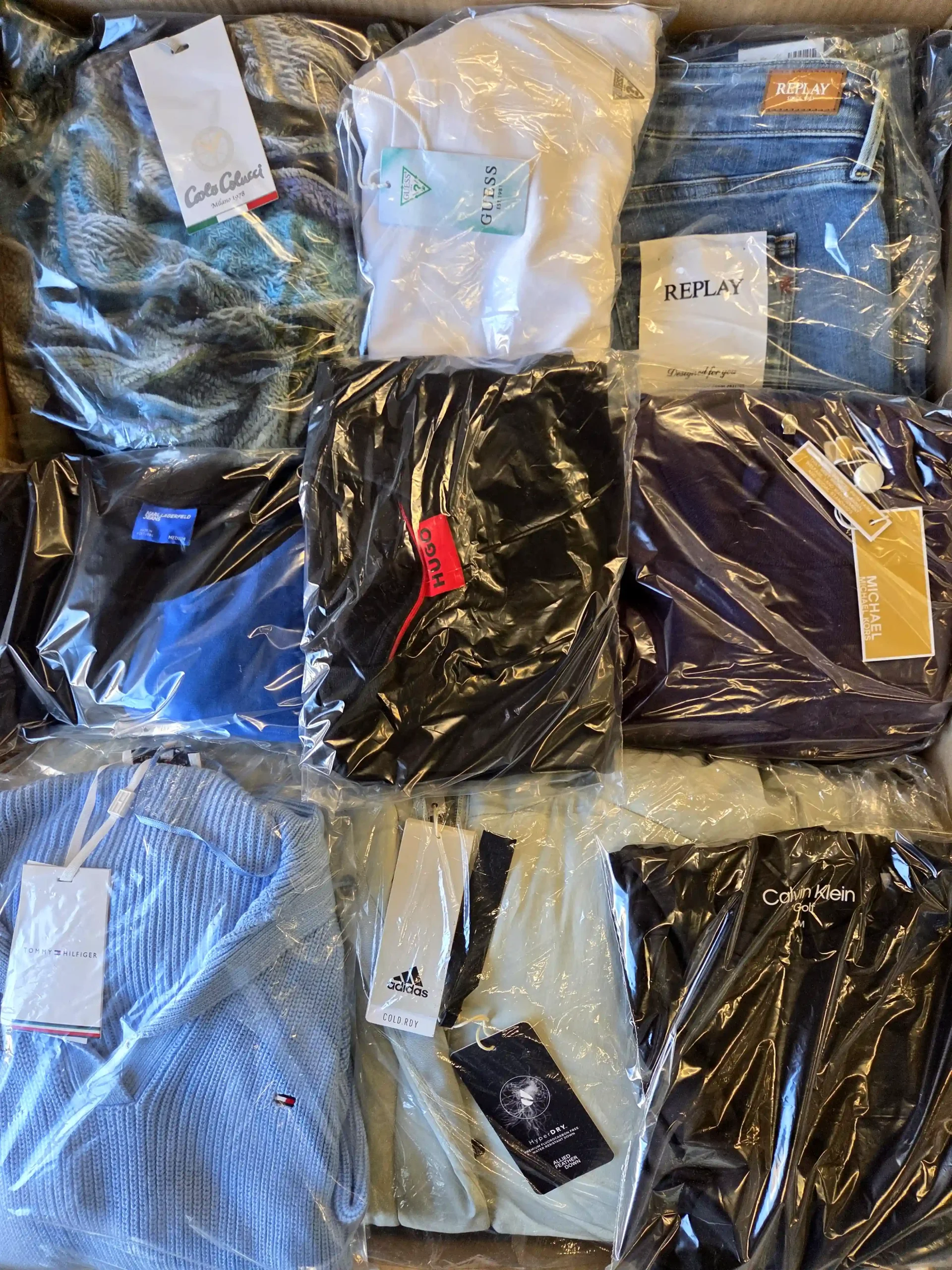 C1243 3 The photo shows a package with clothing in the category C.