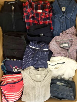 The photo shows a package with clothing in the category U.