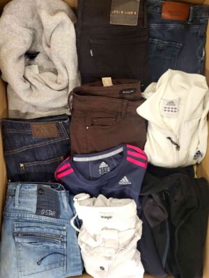 The photo shows a package with clothing in the category U.